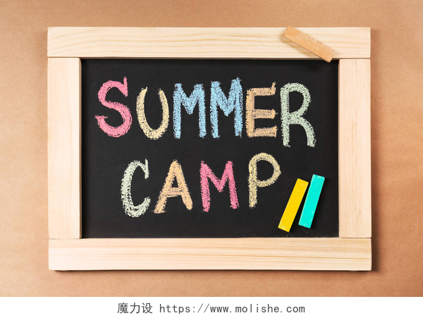 夏令营用五颜六色的粉笔在小黑板上写字字夏令营用五颜六色的粉笔写在小黑板上, 上面的视图